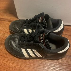 Adidas samba soccer boys size 2 sneakers gently worn